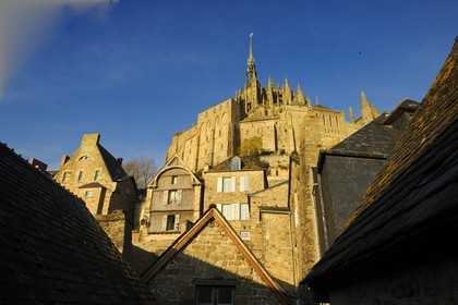 France, Manche (50), Mont-Saint-Michel, classé Patrimoine Mondial de l'UNESCO, l'abbaye surplombant les toits du village