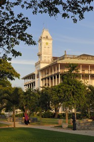 Tanzanie, archipel de Zanzibar, île de Unguja (Zanzibar), ville de Zanzibar, quartier Stone Town, classé Patrimoine Mondial de l' UNESCO, le Beit El-Ajaib ou Maison des Merveilles abrite le Zanzibar National Museum of History &Culture et les jardins Forodhani