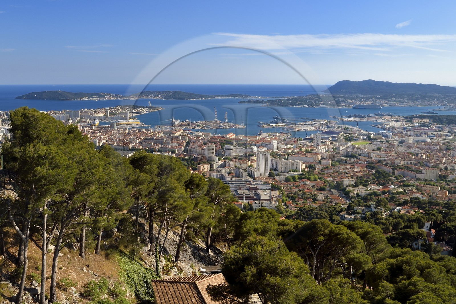 France, Var (83), Toulon, la rade depuis le Mont Faron avec la ville et le port, la presqu'Ile de Saint-Mandrier et le Cap Sicié en arrière plan