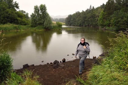 France, Puy-de-Dôme (63), Aydat, vers l'étang du Chateau de Montlosier, Catline Lajoie garde nature au Parc naturel régional des Volcans d'Auvergne