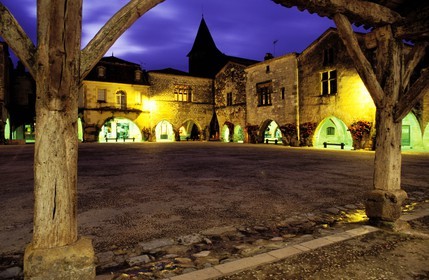 France, Dordogne (24), Monpazier, labellisé Les Plus Beaux Villages de France, la place des Cornières à la Bastide de 1284 (ville fortifiée) la nuit