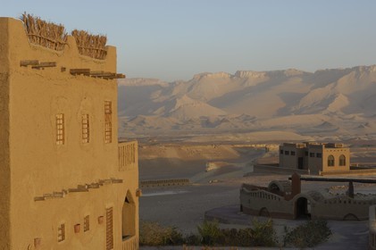 Egypte, Haute Egypte, désert libyque, oasis de Dakhla, village de Al-Qasr, l'hotel Desert Lodge construit selon des méthodes traditionnelles