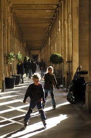 France, Paris (75), jeux d'enfants sous les arcades du Palais Royal