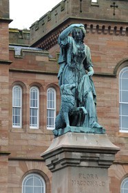 Royaume-Uni, Ecosse, région des Highlands, Inverness, la statue de Flora Mac Donald qui aida Bonnie Prince Charlie à échapper aux anglais