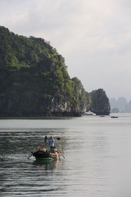 Vietnam, province de Quang Ninh, la Baie d'Halong classée Patrimoine Mondial de l'UNESCO, bateau de pêche entre les iles karstiques