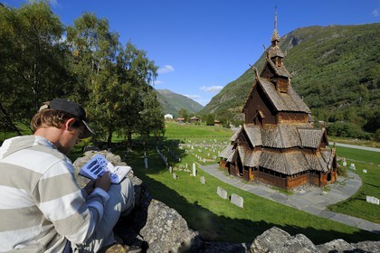 Norvège, comté de Sogn Og Fjordane, église en bois debout ou stavkirke (1130) de Borgund aux motifs vikings de l’ère pré-chrétienne