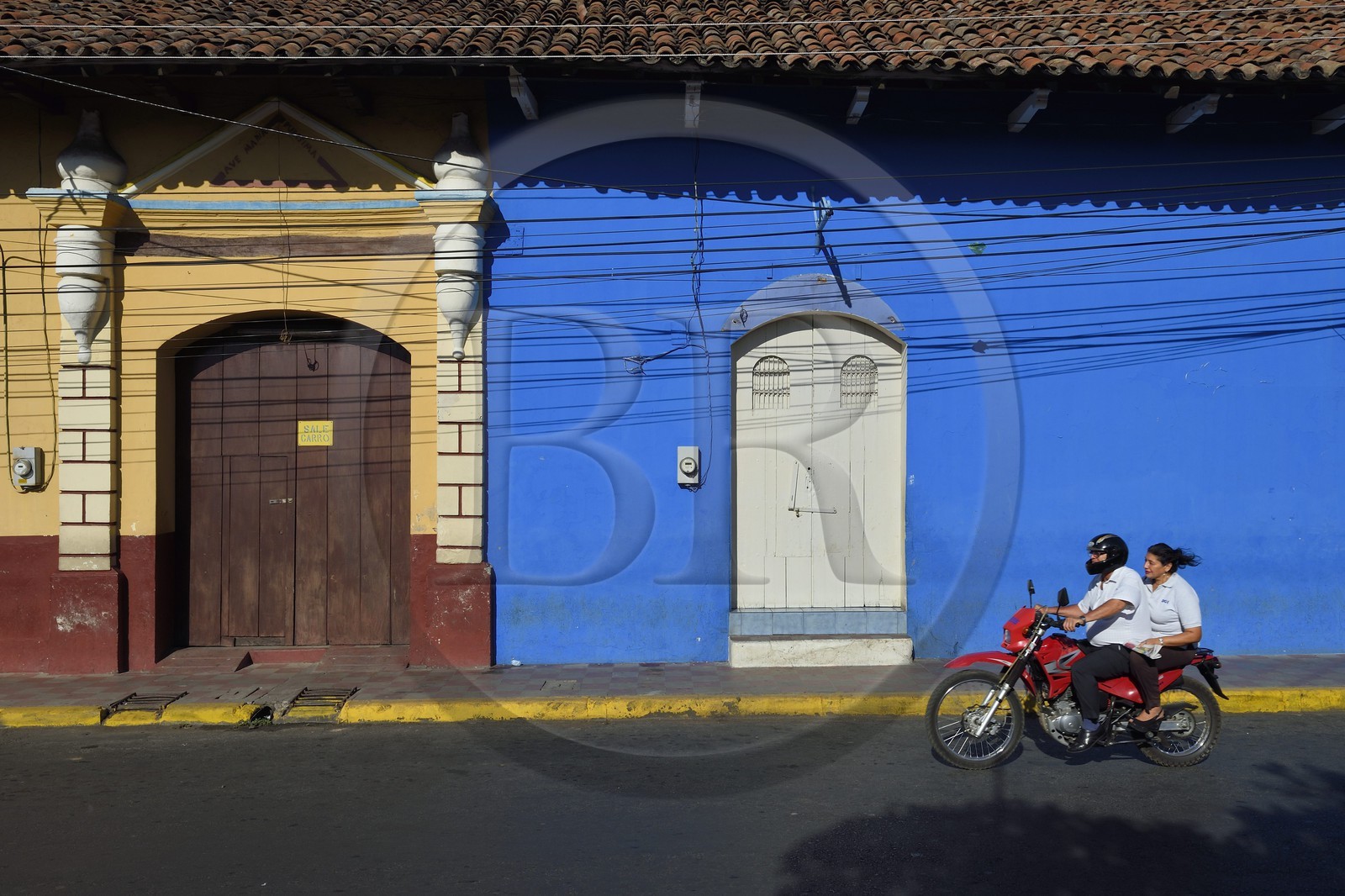 Nicaragua, Leon, avenida 2 Poniente dans le centre historique, maisons colorées à l'architecture coloniale