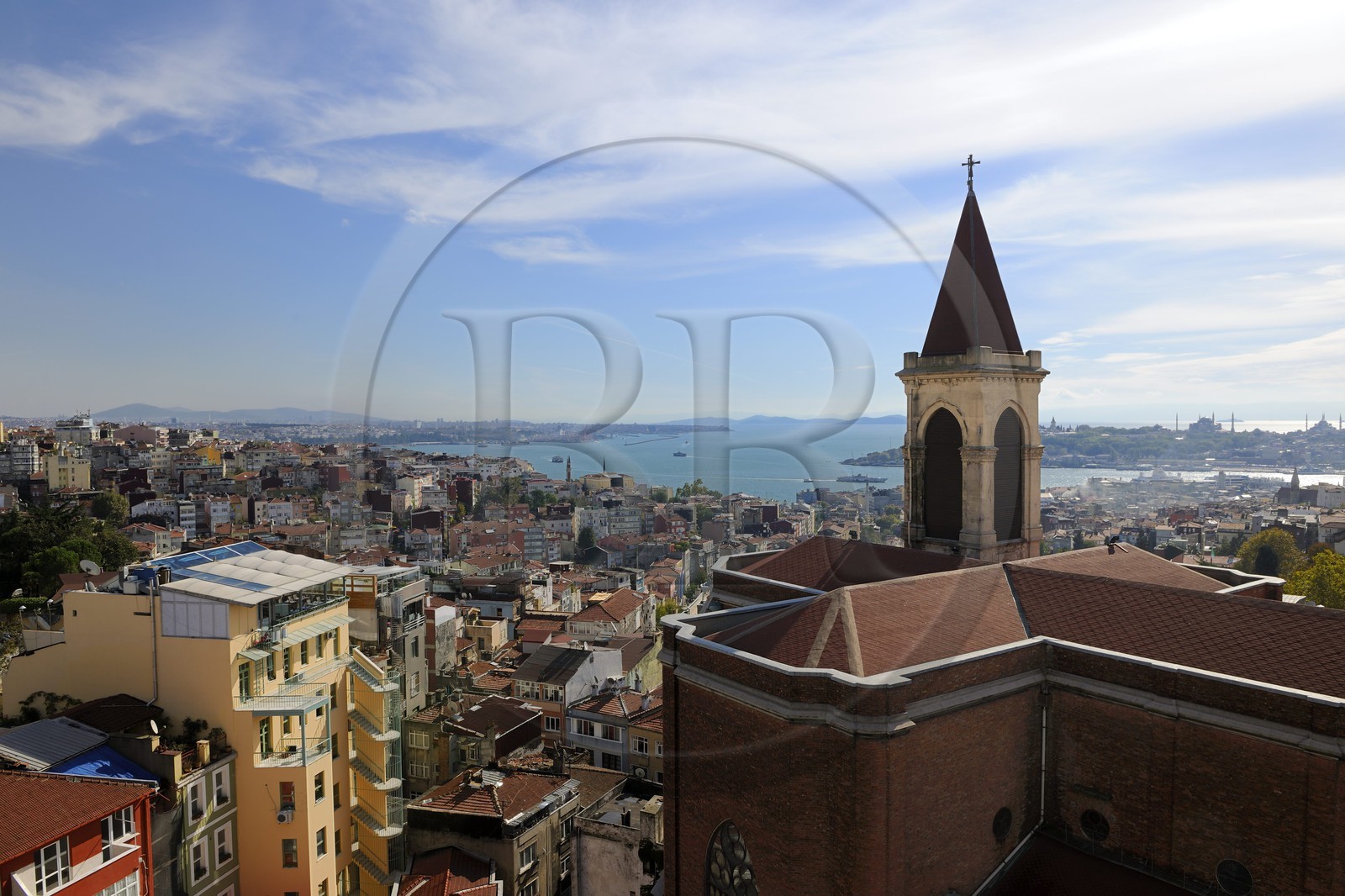 Turquie, Istanbul, quartier de Beyoglu, vue du quartier européen et du Bosphore depuis l'église Saint-Antoine au premier plan