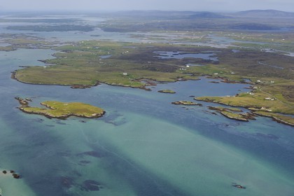 Royaume-Uni, Ecosse, Hébrides extérieures, Ile de North Uist recouvert d'une mosaïque de tourbières, basses collines et lochs, Grimsay (vue aérienne)