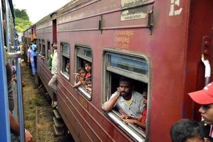 Sri Lanka, Province du Centre, trajet en train dans la région montagneuse de la culture du thé entre Hatton et Badulla, gare rurale de Great Western, passagers accrochés aux portières