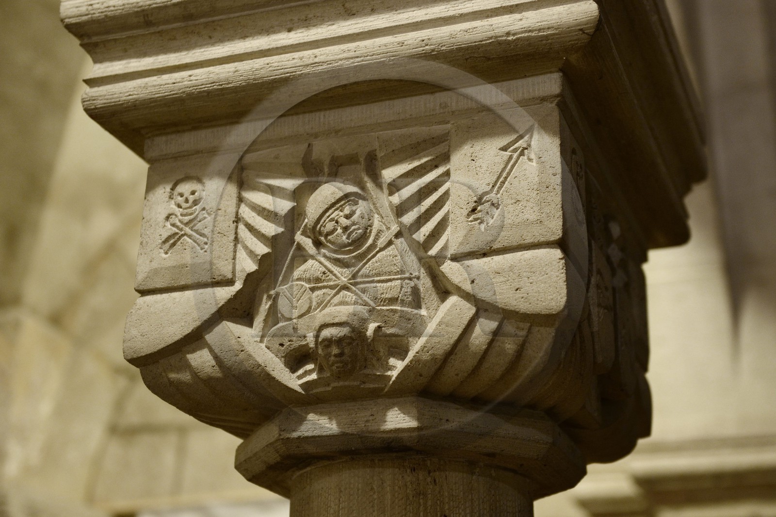 France, Meuse (55), Verdun, Ville Haute, cathédrale Notre-Dame du Xe siècle, la crypte orientale, chapiteau décoré en hommage aux soldats de la Première Guerre Mondiale