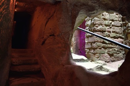 France, Bas-Rhin (67), Parc naturel régional des Vosges du Nord, Lembach, chateau de Fleckenstein, escalier troglodyte