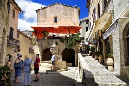 France, Alpes-Maritimes (06), Saint Paul de Vence, la Grande Fontaine au coeur du village