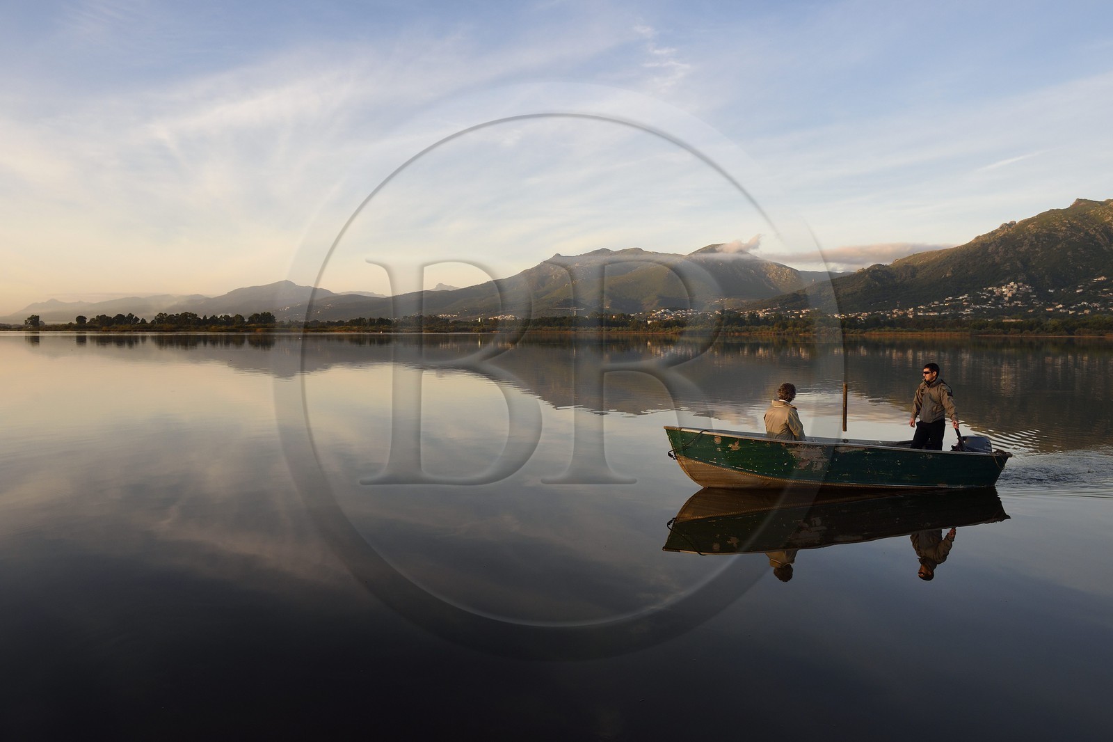 France, Haute-Corse (2B), l'étang de Biguglia (stagnu di Chjurlinu) à l'aube, Paul-Marie Ghipponi agent technique de la réserve naturelle de Corse (RNC) en patrouille sur l'étang