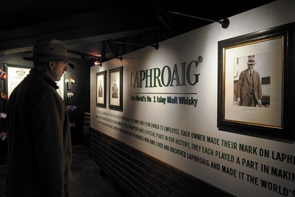 Royaume-Uni, Ecosse, Hébrides intérieures, Ile de Islay, Port Ellen, distillerie de whisky Laphroaig, le musée