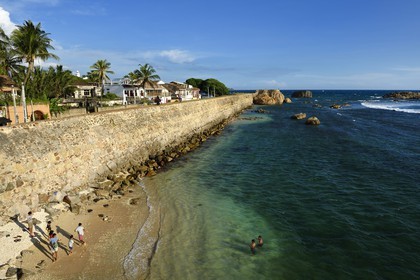 Sri Lanka, Province du Sud, Fort de Galle, classé Patrimoine Mondial de l'UNESCO, vieilles maisons coloniales derrières les remparts maritimes de la ville fortifiée