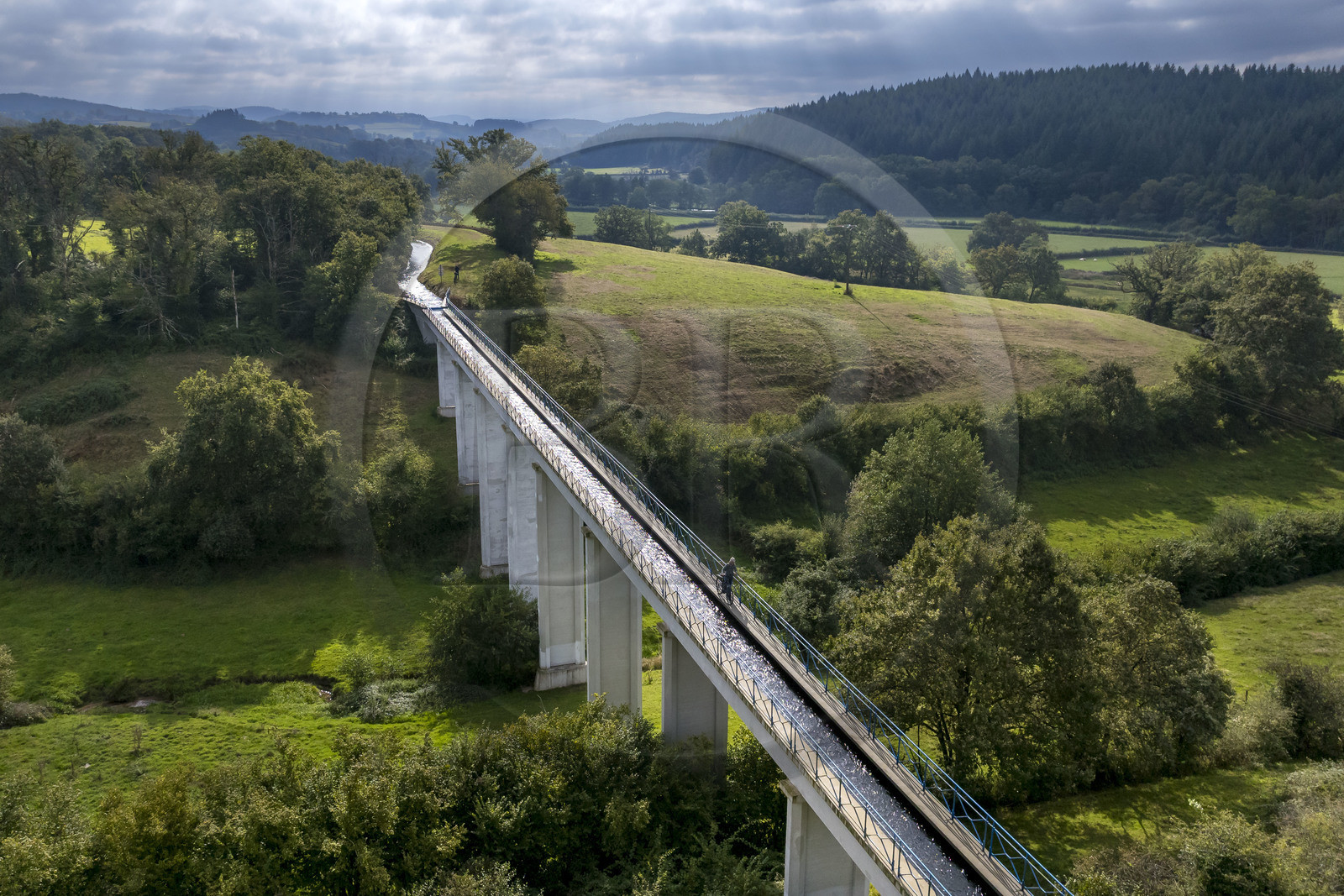 France, Nièvre (58), Parc naturel régional du Morvan, Montreuillon, pont aqueduc d’Oussy le long de la Rigole d’Yonne qui puise les eaux de l'Yonne au lac de Pannecière et alimente le canal du Nivernais (vue aérienne)