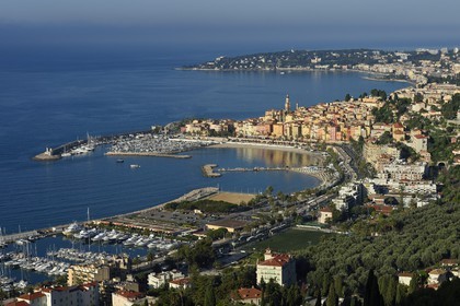France, Alpes-Maritimes (06), Menton, la vieille ville dominée par la Basilique Saint Michel