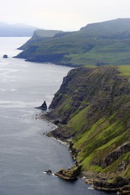 Royaume-Uni, Ecosse, Highland, Hébrides intérieures, Ile de Skye, les falaises abruptes de la côte Ouest de la péninsule de Minginish (vue aérienne)