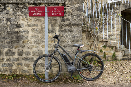 France, Nièvre (58), Epiry, plaque de rue rappelant que Sébastien Le Prestre de Vauban vécu jeune marié dans le chateau du village