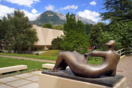Suisse, canton du Valais, Martigny, Fondation Pierre Gianadda, Henry Moore, Large Reclining Figure, bronze, 1982