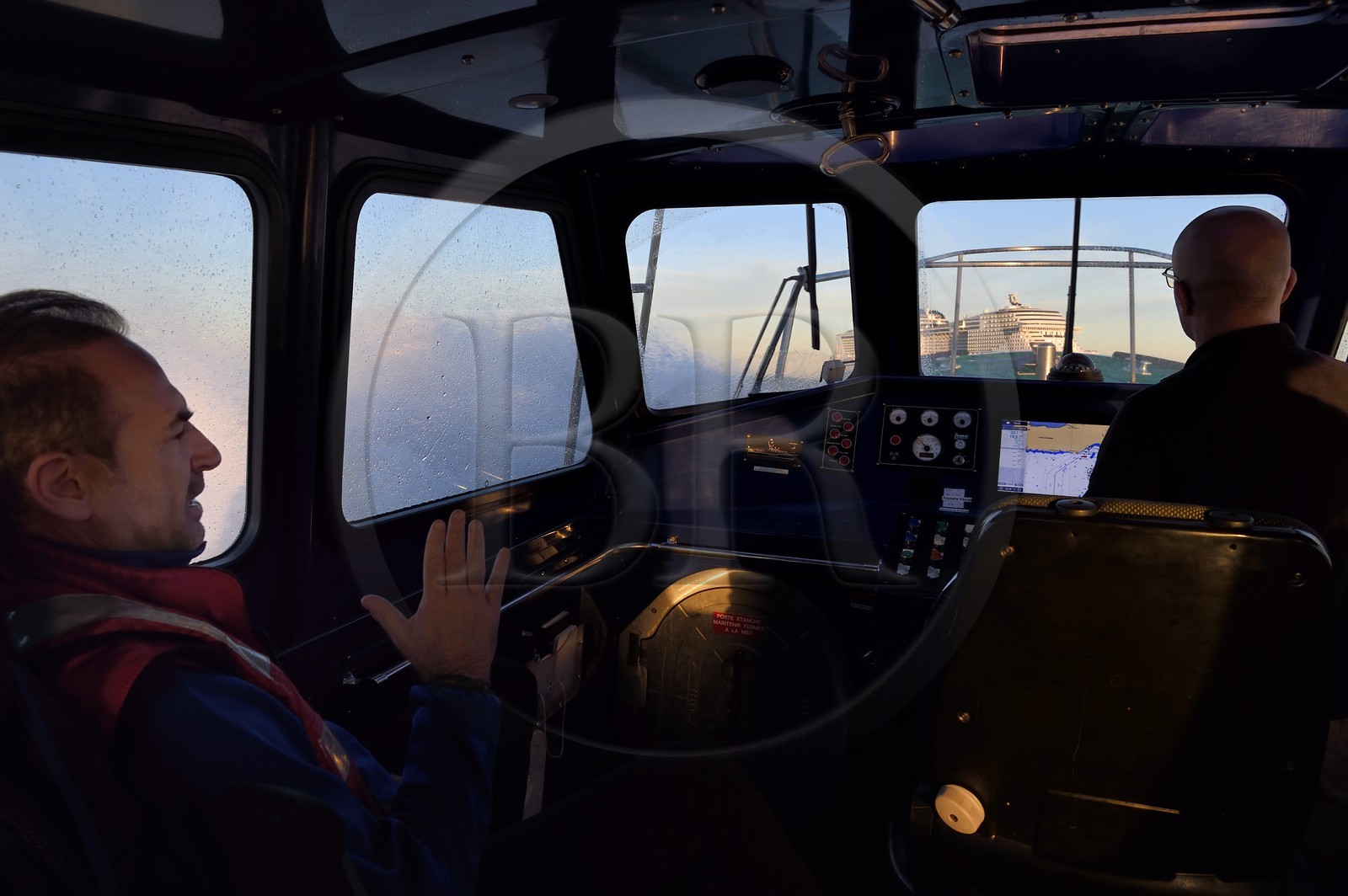 France, Bouches-du-Rhône (13), Marseille, le Pilote maritime de la Station de Pilotage de Marseille-Fos et Président du Club de la Croisière Marseille Provence Jean-François Suhas, à bord d'une pilotine