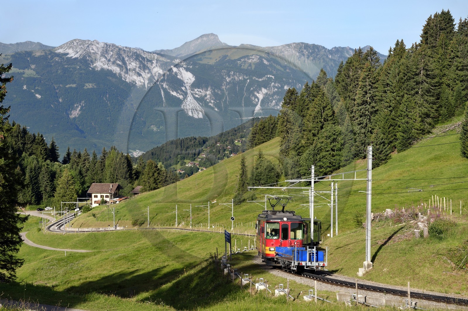 Suisse, canton de Vaud, Villars-sur-Ollon, train qui rejoint la gare du col de Bretaye, restaurant du Col de Soud