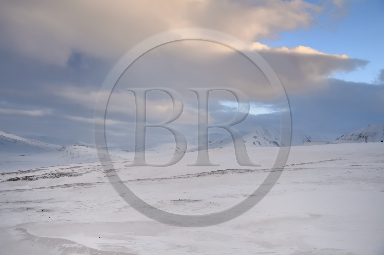 Norvège, Svalbard, Spitzberg, vallée de Adventdalen vers Longyearbyen