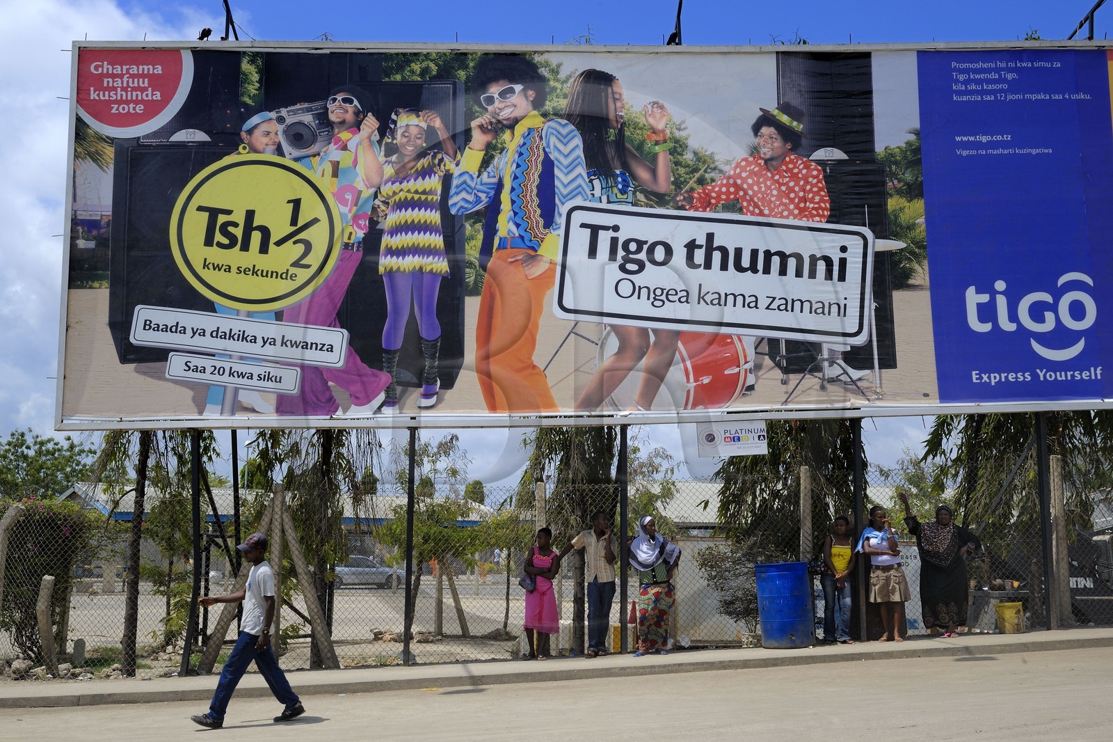 Tanzanie, Dar es-Salaam, panneau publicitaire pour un opérateur téléphonique