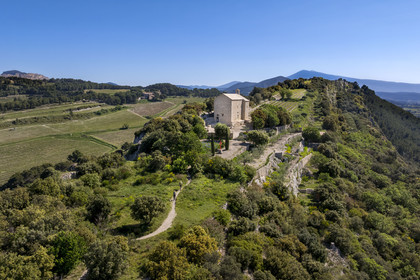 France, Vaucluse (84), Dentelles de Montmirail, Beaumes-de-Venise, randonneurs rejoignant la chapelle Saint-Hilaire dont l'implantation date du VIe siècle sur le plateau des Courens et le Mont Ventoux en arrière plan (vue aérienne)