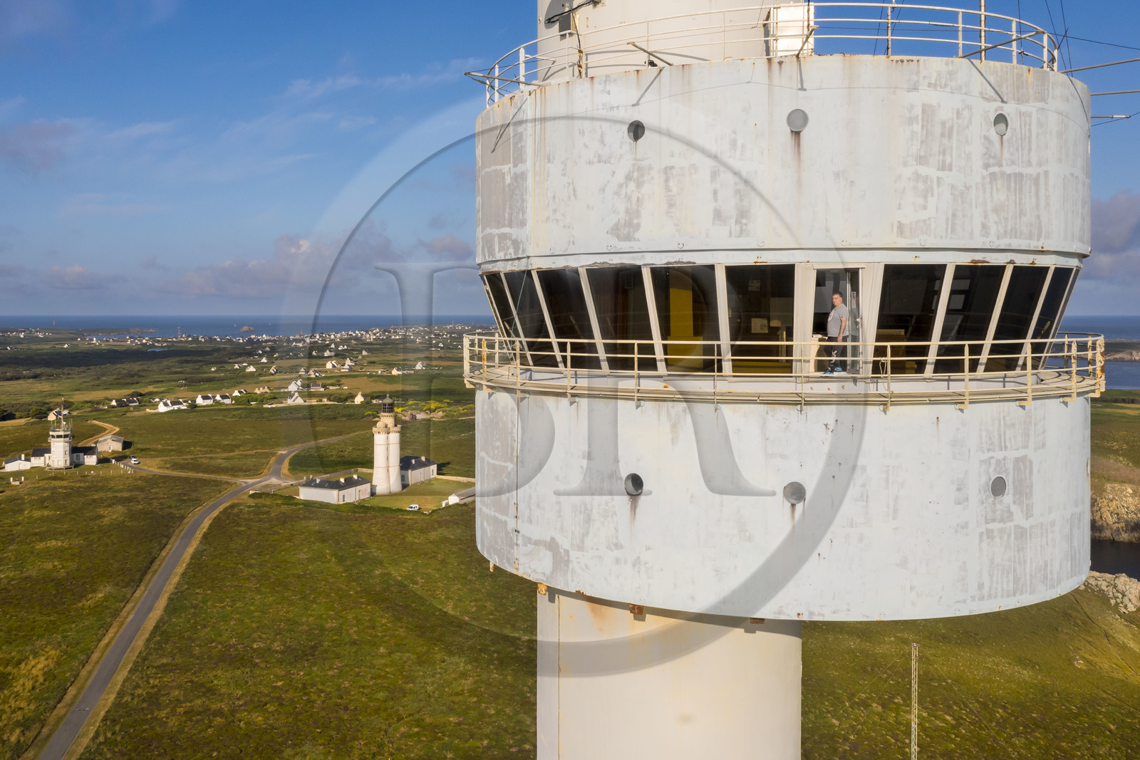 France, Finistère (29), Mer d'Iroise, Ile d'Ouessant, tour radar du Stiff de l'architecte Jean Prouvé (1982) qui surveille le rail de circulation maritime dans la Manche pour le Cross Corsen, Patrick Cornic, technicien du CROSS en poste depuis 2014 (vue aérienne)