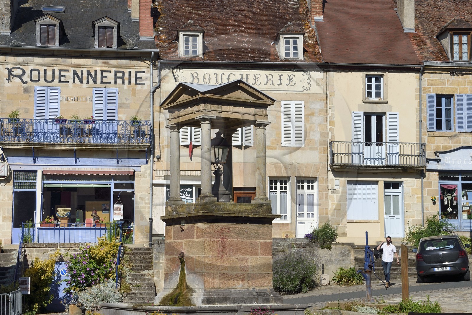 France, Allier (03), Souvigny, place Aristide Briand, ancien magasin de rouennerie, toile en laine ou en coton autrefois fabriquée à Rouen