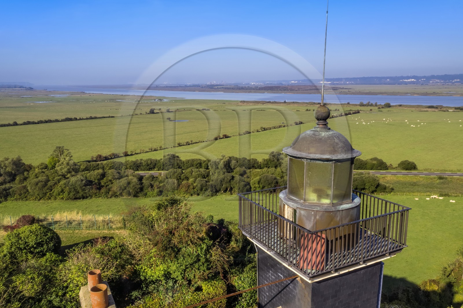 France, Eure (27), région du Marais-Vernier, Réserve Naturelle de l'estuaire de la Seine, Saint-Samson-de-la-Roque, le phare de la Roque sur la Pointe de la Roque domine l'estuaire de la Seine, le pont de Normandie en arrière plan lointain (vue aérienne)