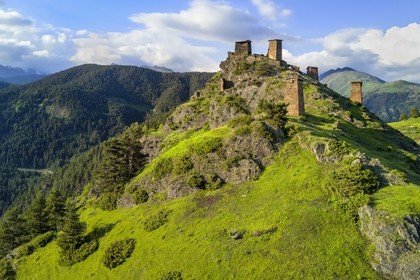 Géorgie, Kakheti, region de Touchétie, Omalo, la forteresse de Keselo à Zemo (haut) Omalo a servi de refuge aux habitants en temps de guerre, tours fortifiées médiévales (vue aérienne)