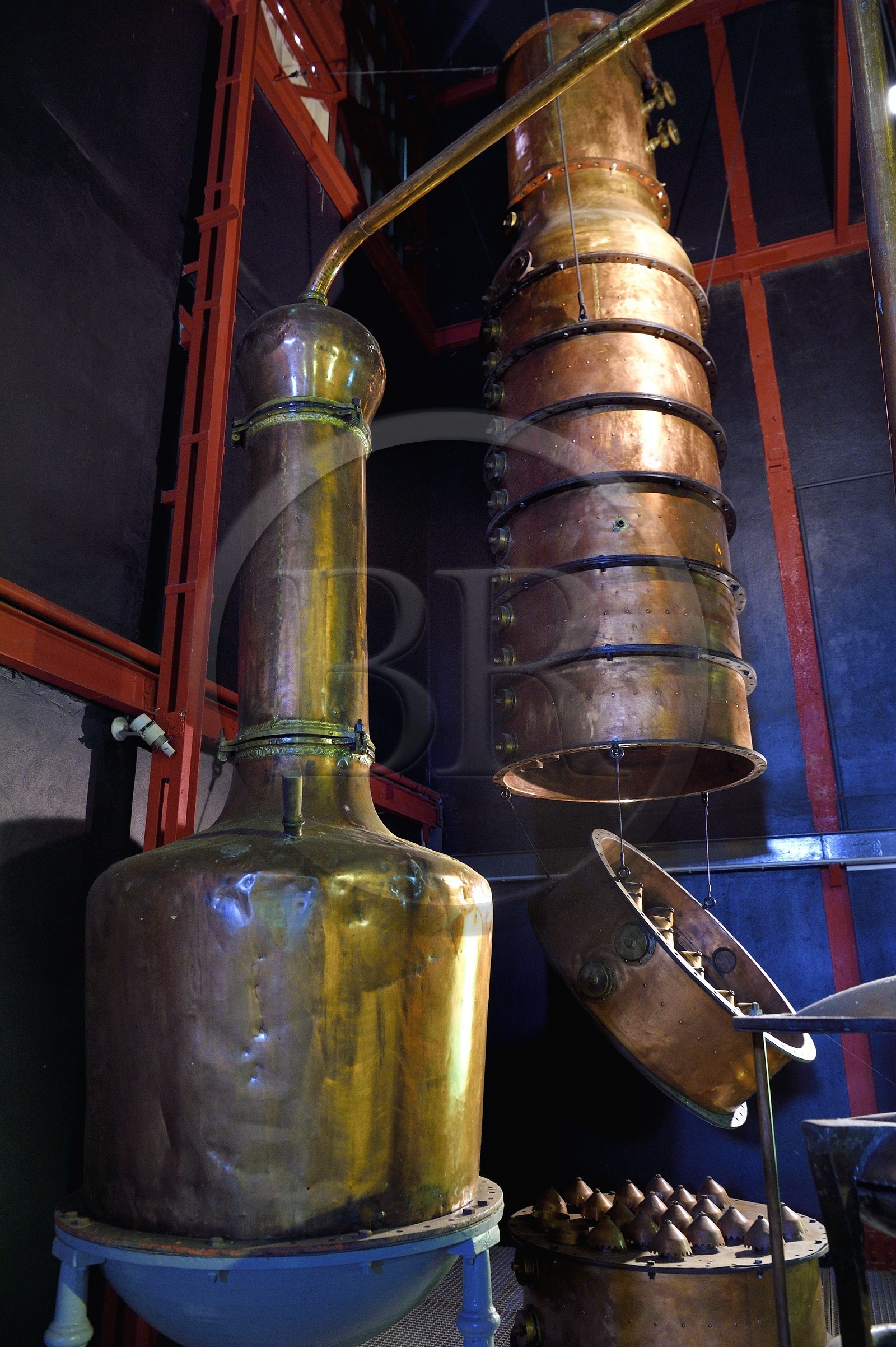 France, Ile de la Reunion, Saint Pierre, domaine de la distillerie Isautier, musée de la Saga du Rhum, colonne de distillation qui remplace l'alambic au premier plan