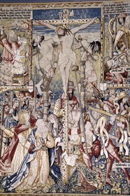 France, Haute-Loire (43), Parc naturel régional Livradois-Forez, l'abbaye de La Chaise-Dieu, tapisseries de la tenture de choeur, ensemble des 14 tapisseries flamandes réalisées au XVIe siècle retraçant des récits bibliques issus de l’Ancien et du Nouveau Testament, le sacrifice d'Isaac puis La Crucifixion et le serpent d'airain