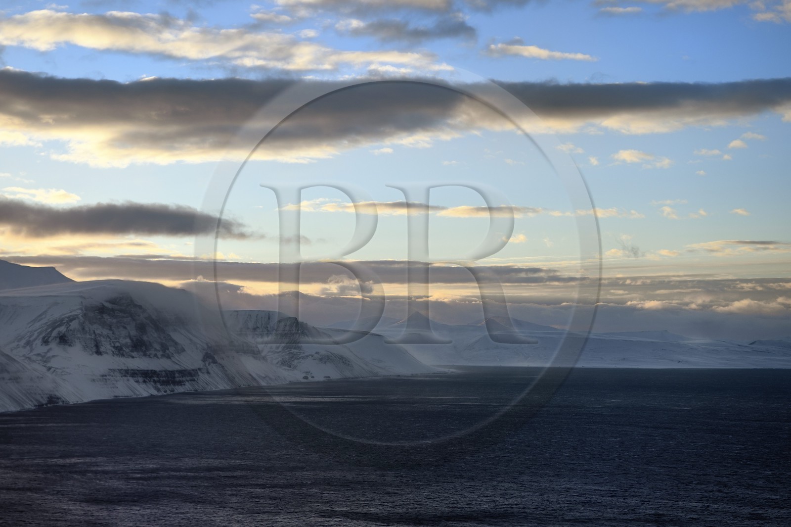 Norvège, Svalbard, Spitzberg, Longyearbyen, montagne bordant l'Isfjord sous un vent fort (vue aérienne)