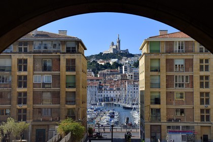 France, Bouches-du-Rhône (13), Marseille, Le Vieux Port et Notre-Dame de la Garde vu au travers des immeubles de Fernand Pouillon au bas du quartier du Panier