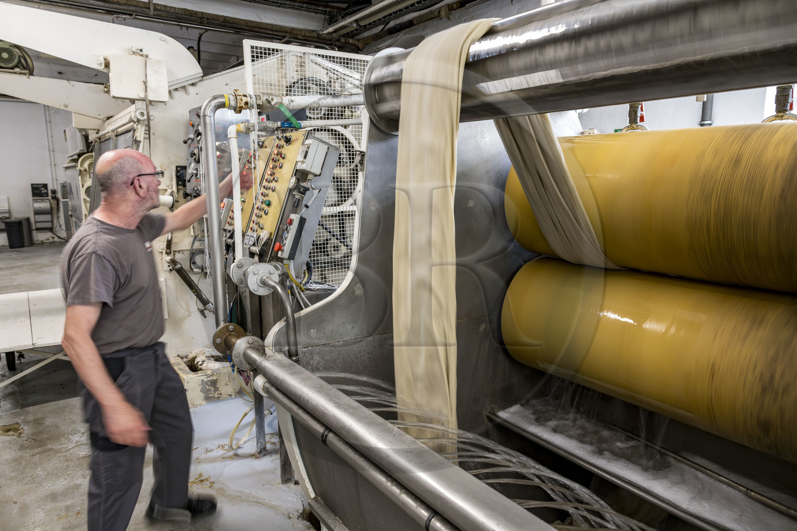 France, Vaucluse (84), L'Isle-sur-la-Sorgue, Manufacture Brun de Vian-Tiran, industrie textile lainière labellisée Entreprise du patrimoine vivant, atelier de foulage