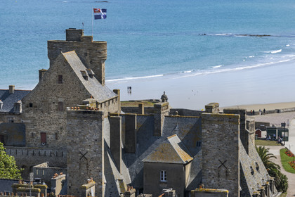 France, Ille-et-Vilaine (35), Côte d'Emeraude, Saint-Malo, le Grand Donjon sur lequel flotte le drapeau de la ville et la grande Plage du Sillon en arrière plan