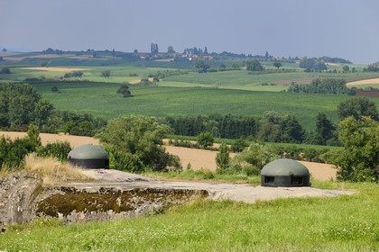 France, Bas-Rhin (67), Hunspach, la Ligne Maginot, le fort de Schoenenbourg, les dessus du bloc 2 avec ses cloches blindées de guetteurs