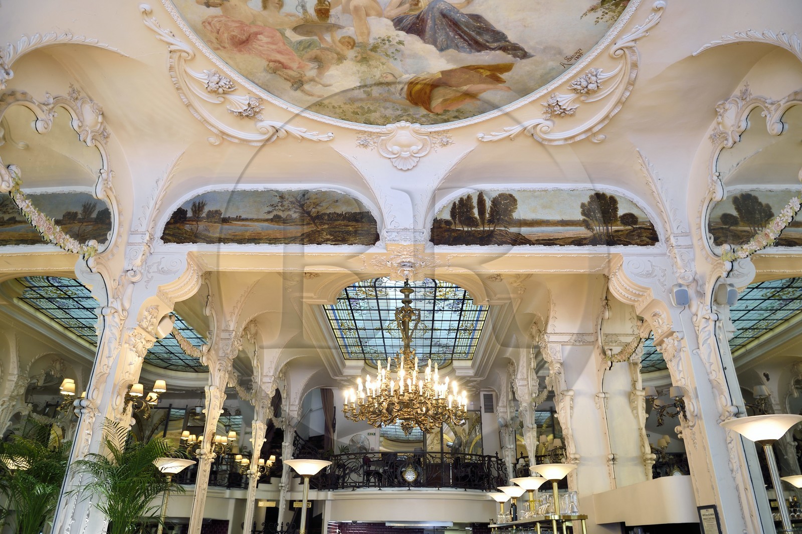 France, Allier (03), ancienne province du Bourbonnais, Moulins, le Grand Café, une des plus belles brasseries Belle Epoque de France, longtemps fréquenté par la célèbre créatrice Coco Chanel