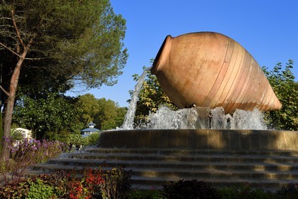 France, Pyrénées-Atlantiques (64), Pays-Basque, Cambo-les-Bains, entrée de l'établissement thermal