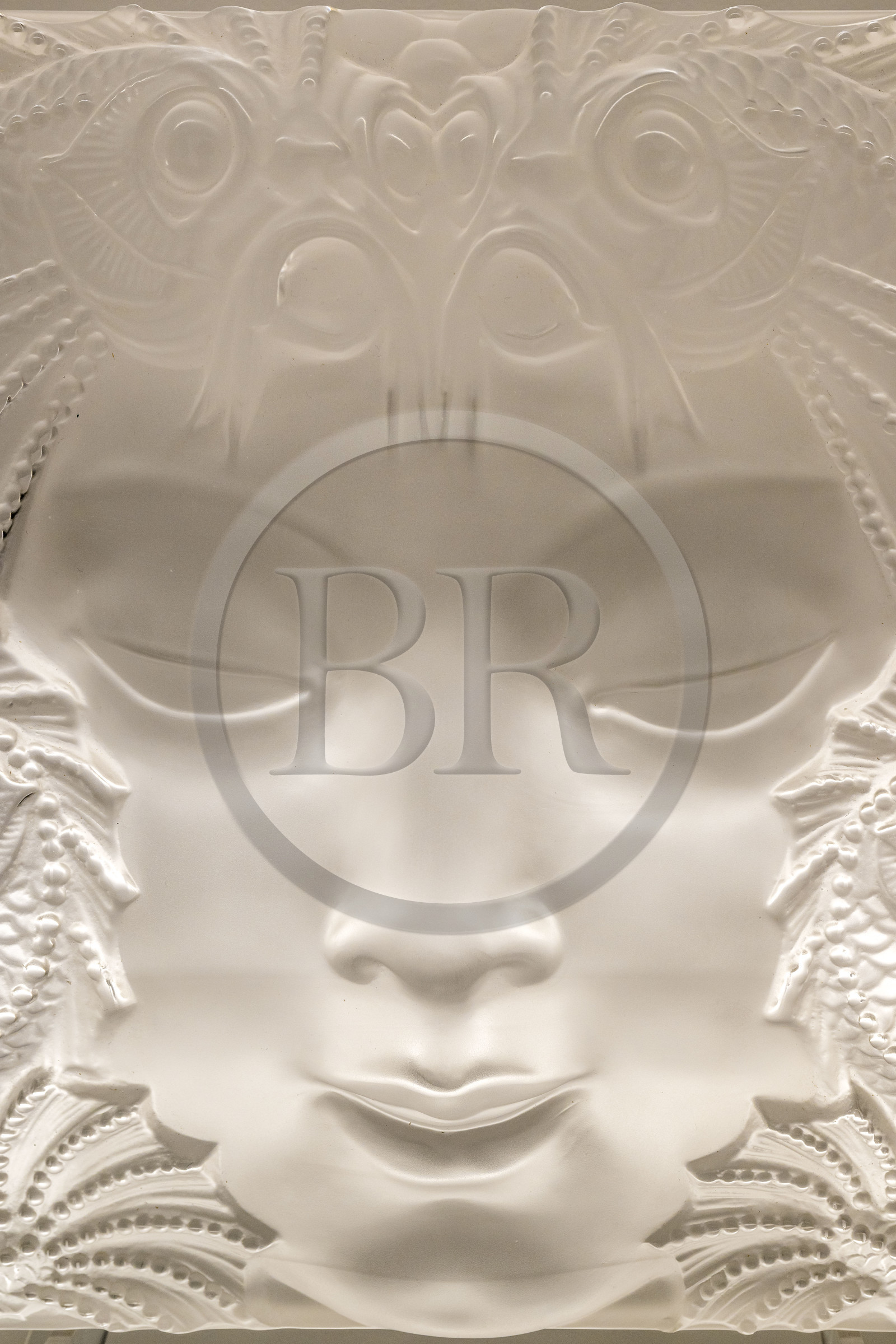 France, Moselle (57), Meisenthal, Centre international d’Art verrier (CIAV), le musée du Verre, masque de femme de René Lalique, cristal moulé-pressé du 3ème quart du XXème siècle