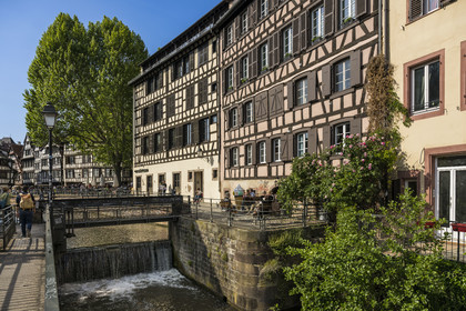 France, Bas-Rhin (67), Strasbourg, vieille ville classée au Patrimoine Mondial de l'UNESCO, quartier de la Petite France, l'écluse sur l'Ill vers le quai des Moulins et la passerelle des anciennes glacières