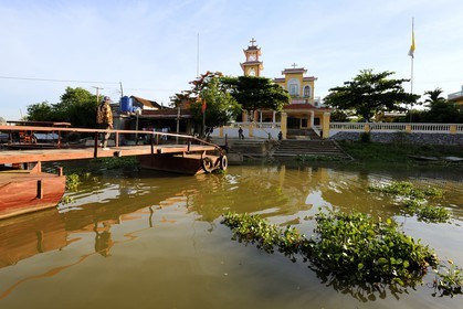 Vietnam, province de Ninh Binh, village insulaire de Kenh Ga, l'église au centre du village dans cette région très catholique, le seul pont d'accès au village