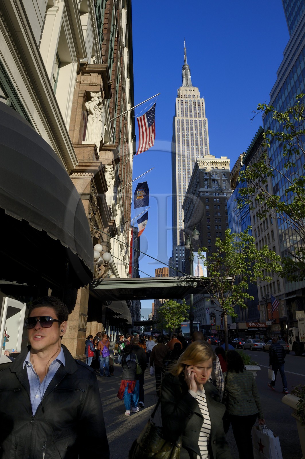 Etats-Unis, New York, Manhattan, Midtown, l'Empire State Building dans 34th Street et la facade du grand magasin Macy's