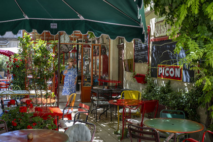 France, Bouches-du-Rhône (13), Parc Naturel Régional des Alpilles, Saint-Rémy-de-Provence, terrasse du restaurant le Bistrot de Marie, une adresse appréciée par Charles Aznavour