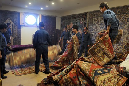 Turquie, Anatolie Centrale, province de Nevsehir, Cappadoce classée Patrimoine Mondial de l'UNESCO, Ürgüp, marchand de tapis