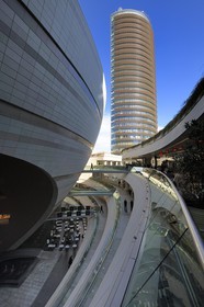 Turquie, Istanbul, le centre commercial Canyon (Kanyon Alişveriş Merkezi), une réalisation des cabinets d'architectes Jerde Partnership de Los Angeles et Tabanlioglu d'Istanbul, sphère abritant un cinema en multiplex